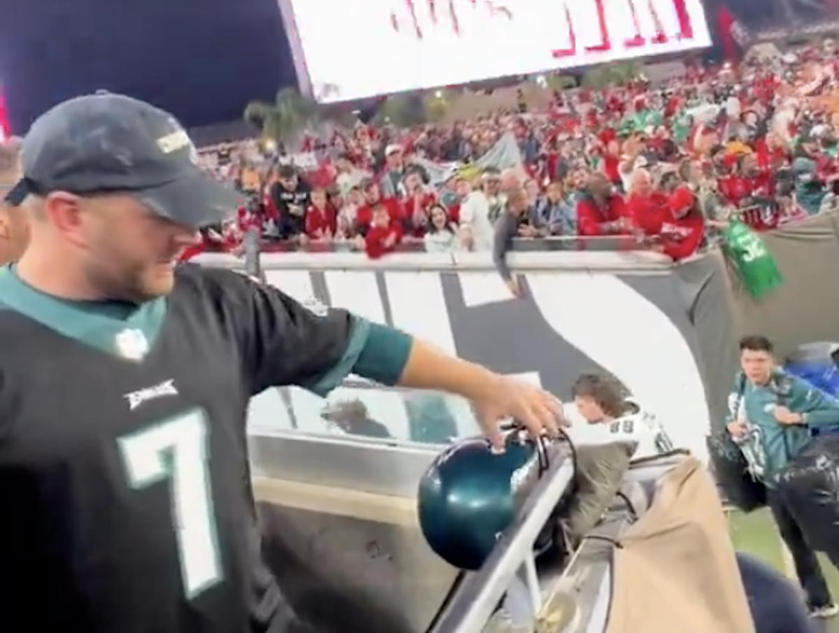 Eagles fan throws popcorn bucket at head coach Nick Sirianni after